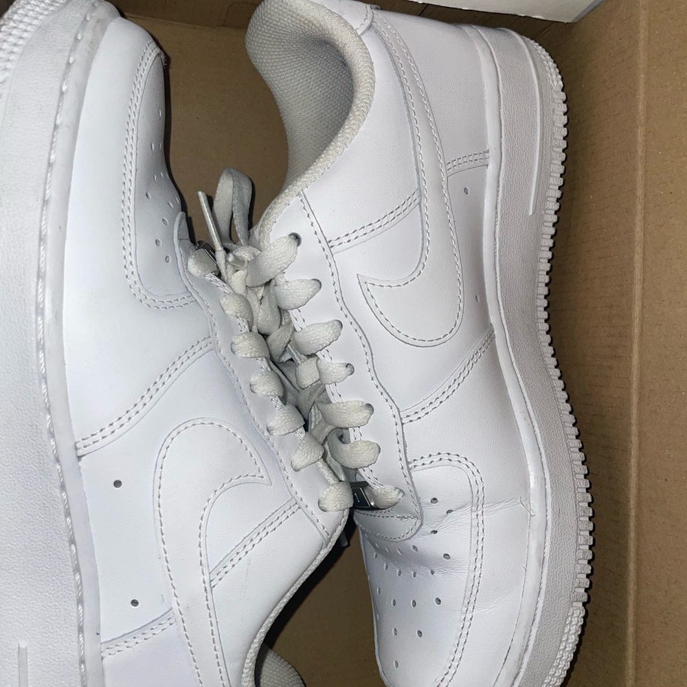 Nike air forces size 7.5 womens great condition.